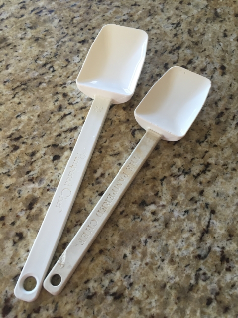 Pampered Chef Small Mix N Scraper in White 